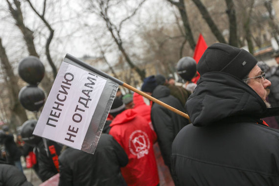 Разгорающаяся в правительстве борьба за судьбу накопительной пенсионной системы затрагивает уже не только будущие страховые взносы, но и реальные деньги