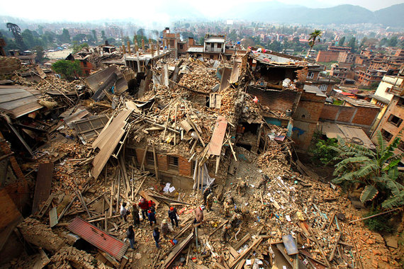 Медовый месяц с риском для жизни: молодые петербуржцы едва не стали жертвами землетрясения в Непале (видео, фото)