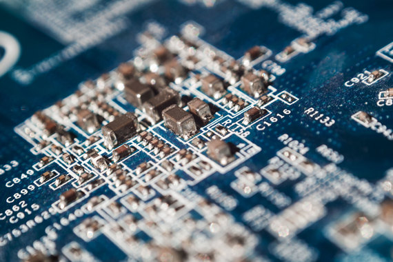 IBM снизила расстояние между транзисторами микросхемы до 7 нм