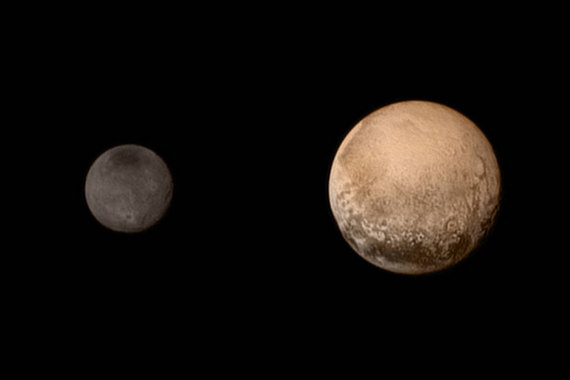 14 июля 2015 года. NASA опубликовала цветную высококачественную фотографию Плутона и его спутника Харона. Черно-белый вариант передал на Землю зонд New Horizons