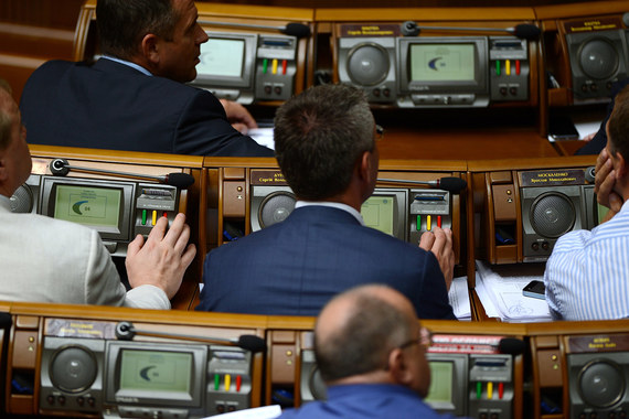 Поправки в конституцию Украины изучают на высшем уровне