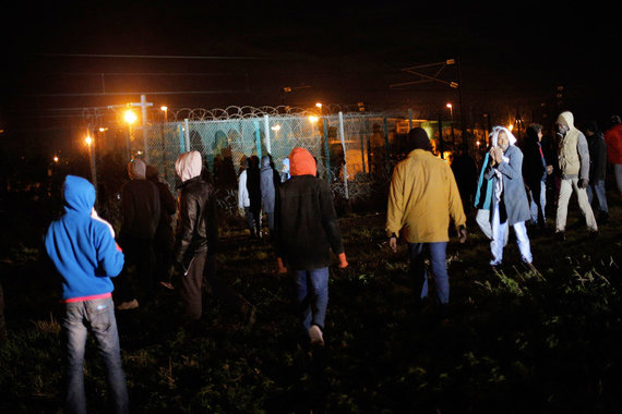 Тысячи нелегальных мигрантов штурмуют тоннель под Ла-Маншем
