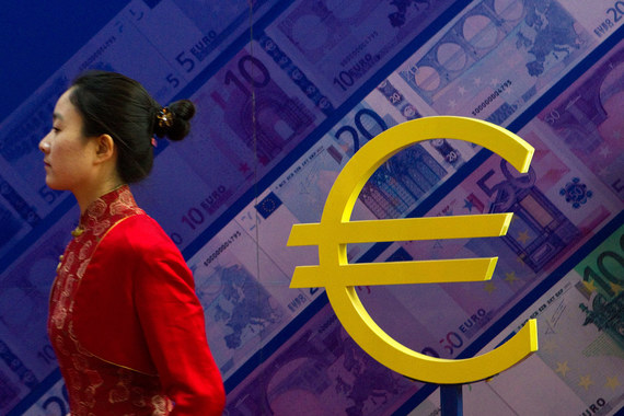 Евро так и не стал в кризис надежной гаванью