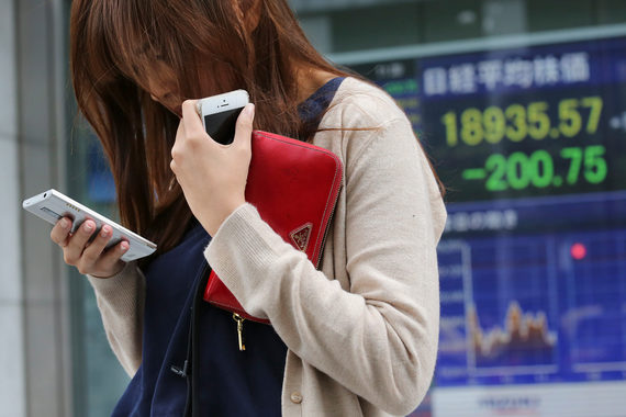 Акции японских мобильных операторов в понедельник упали в цене