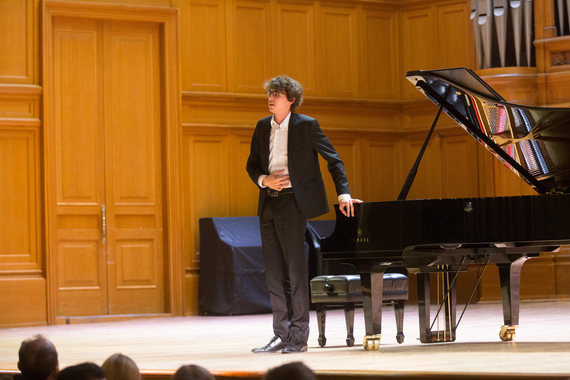 Сольный концерт Люки Дебарга собрал аншлаг в Большом зале консерватории