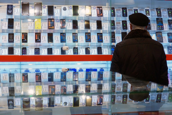 Россияне все меньше внимания обращают на известность марки смартфона