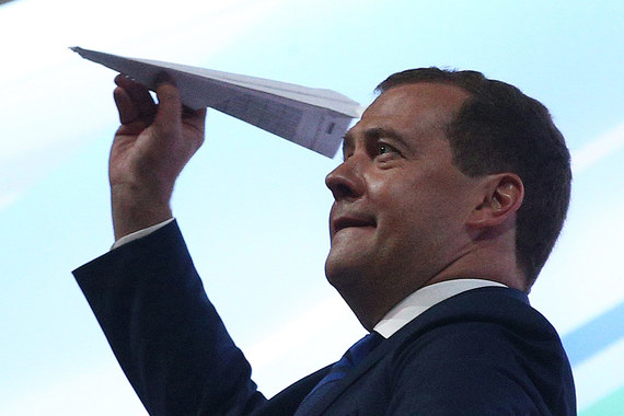 Медведев поручил рассмотреть ответные меры в отношении украинских авиакомпаний