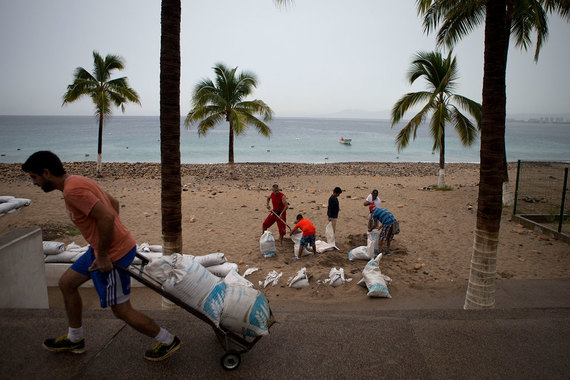 Ураган «Патрисия» дошел до тихоокеанского побережья Мексики