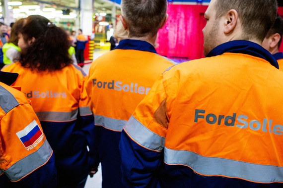 Ford останавливает производство и запускает программу увольнения в России