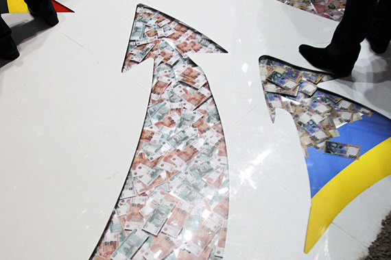 Перевод и прием платежей на Украину не будут доступны около двух недель сообщил вчера оператор колл-центра Contact