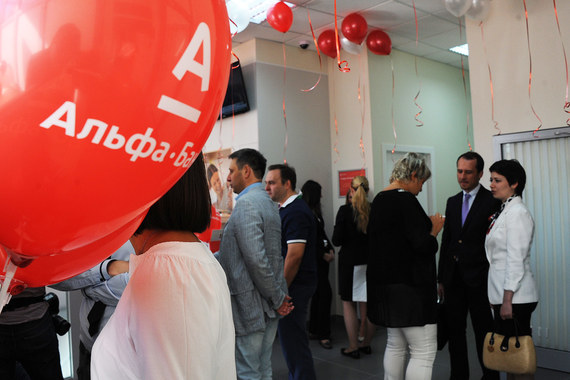 РБК: клиенты Альфа-банка сняли со своих счетов 15 млрд рублей во время смс-атаки