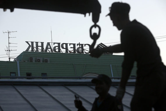 Чистая прибыль Сбербанка упала на 30% с начала года