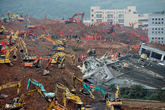 На юге Китая продолжаются спасательные работы на месте схода оползня