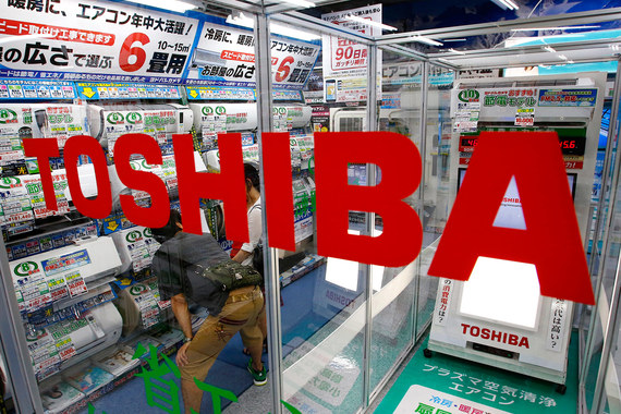 Акции японской корпорации Toshiba подешевели до шестилетнего минимума