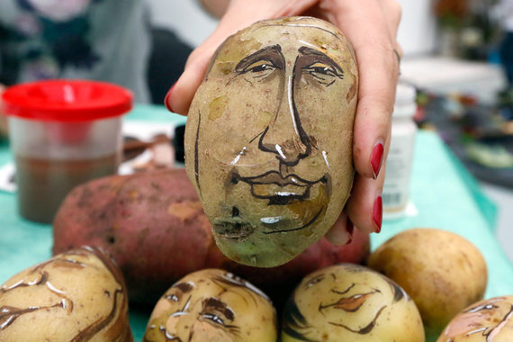 В пересчете на товары из всех продуктов доходы россиян выросли только в картошке