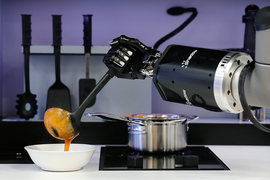 Робот компании Moley Robotics готовит крабовый суп на ганноверской ярмарке высоких технологий