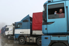 Украинский дальнобойщик в одном из грузовиков, остановленных на территории многостороннего автомобильного пункта пропуска "Нехотеевка", Белгородская область