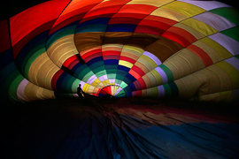 Воздухоплаватель готовится к фестивалю воздушных шаров в Лакхнау, Индия