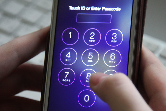Суд обязал Apple дать ФБР доступ к заблокированному навечно iPhone