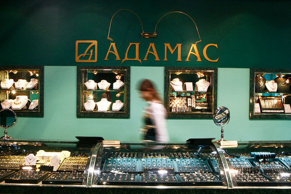 Суд обязал «Адамас» сохранить украшения на 1,2 млрд рублей по иску Сбербанка