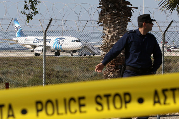 На борту захваченного лайнера EgyptAir остаются заложники