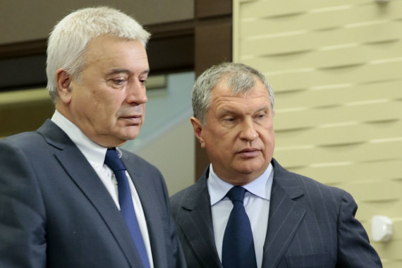 Компании президента «Лукойла» Вагита Алекперова (на фото слева)  и президента «Роснефти» Игоря Сечина (справа) поборются за недра