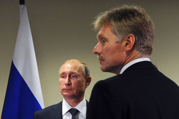 Президент России Владимир Путин и его пресс-секретарь Дмитрий Песков
