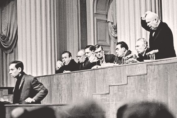 Советская интеллигенция служит власти и в то же время ненавидит власть. На фото: на встрече руководства партии с творческой интеллигенцией Никита Хрущев ругает Андрея Вознесенского (стоит на трибуне) и предлагает ему эмигрировать из страны. 1963 г.