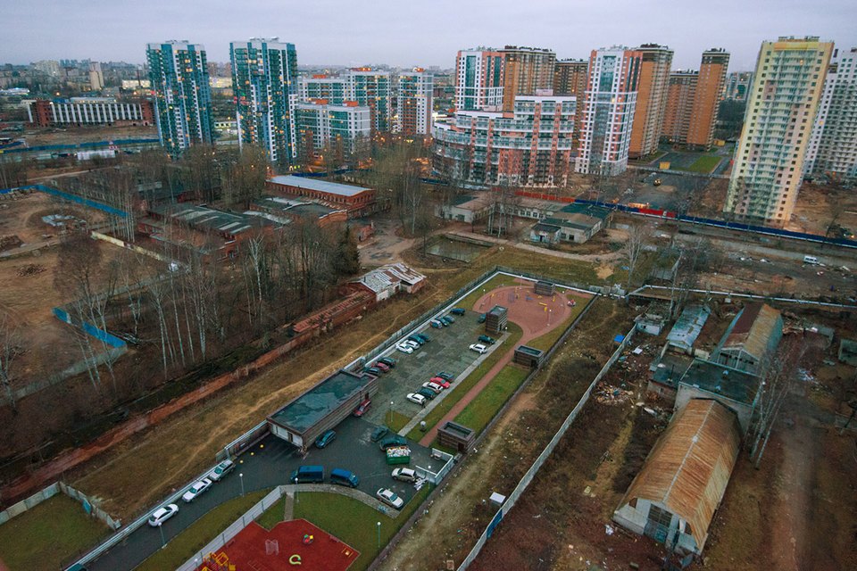Новостройки эконом-класса в Петербурге предлагались по 96 000 руб. за 1 кв. м, за кольцевой автодорогой – по 70 500 руб.