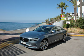 Седан Volvo S90 выглядит достаточно крупным, солидным и добротным, вполне на статус класса