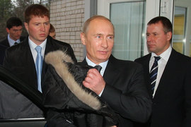 Президент Владимир Путин (в центре) и сотрудник ФСБ Евгений Зиничев (справа) во время посещения Ивановской областной клинической больницы в 2010 г.