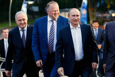 Владимир Булавин (слева) уступил место Николаю Цуканову (в центре,  см. стр. 02) по предложению Владимира Путина