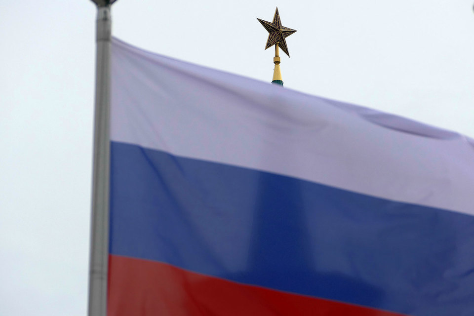 S&P улучшило прогноз по рейтингам России. Даже повышение рейтинга существенно не снизит стоимость госдолга