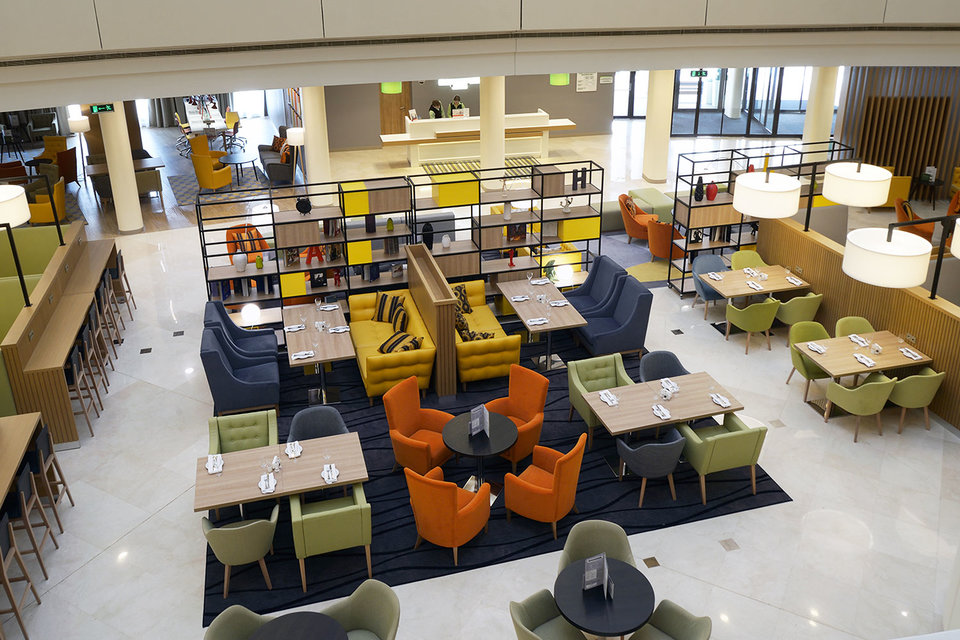 В Holiday Inn Seligerskaya для гостей заработало открытое лобби, где можно завтракать, назначать встречи, общаться, устраивать бизнес-ланчи