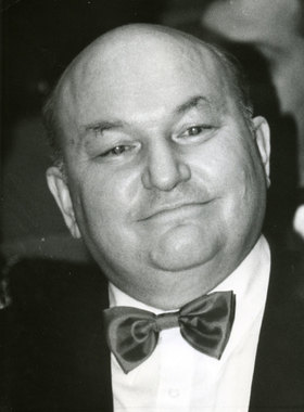 Лужков фактически стал градоначальником Москвы в 1990 г. – 26 апреля этого года на историческом заседании Моссовета он был избран исполняющим обязанности председателя Мосгорисполкома. Его кандидатуру поддержали 83% депутатов при демократическом большинстве