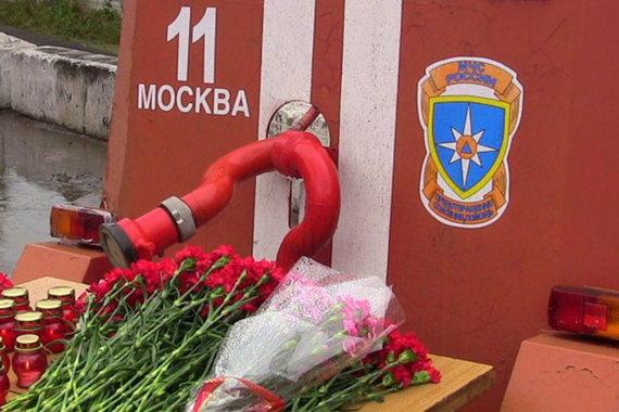 В Москве несут цветы на место гибели восьмерых пожарных
