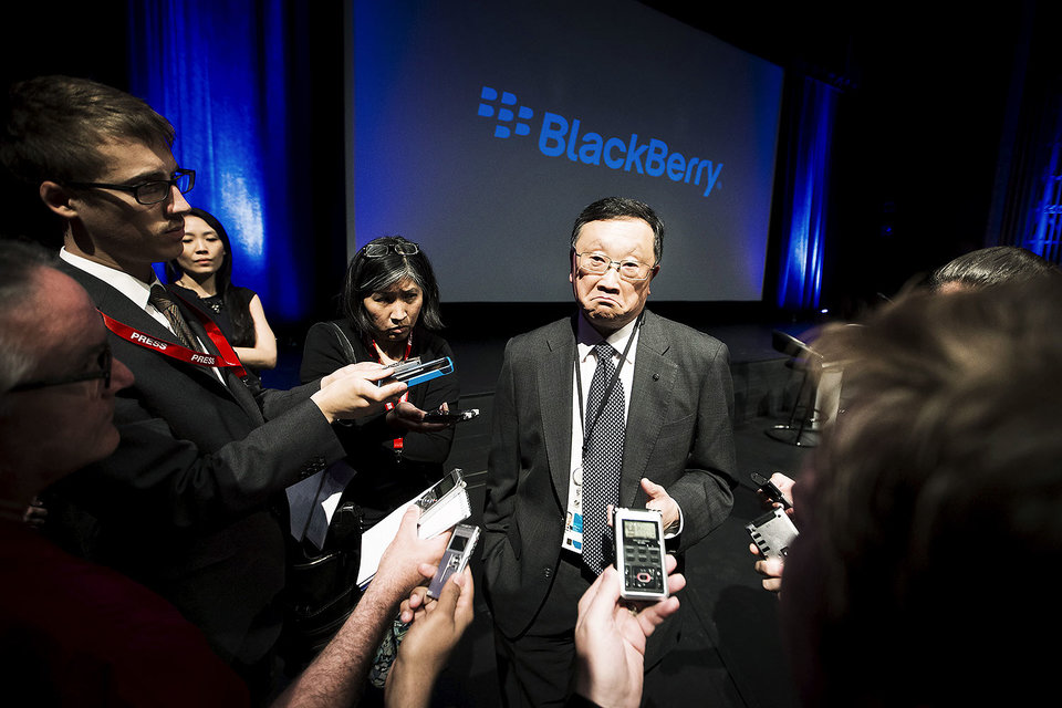Гендиректор Black Berry Джон Чен решил отказаться от выпуска смартфонов