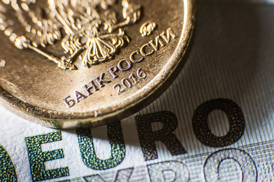 Курс евро снизился в первый раз за полтора года