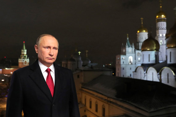 2016 г. Владимир Путин поздравил россиян с наступающим Новым годом, это его 14-е поздравление во главе страны. По его словам, трудности, которые возникли в 2016 году, сплотили граждан и дали сил для движения вперед. Путин призвал россиян стать в новогоднюю ночь немного волшебниками. Он пожелал всем быть внимательными к близким и с уважением относиться к окружающим
