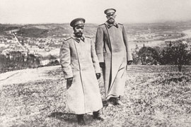 В августе 1915 г. Николай II лично занял пост главнокомандующего, сместив с него очень популярного великого князя Николая Николаевича