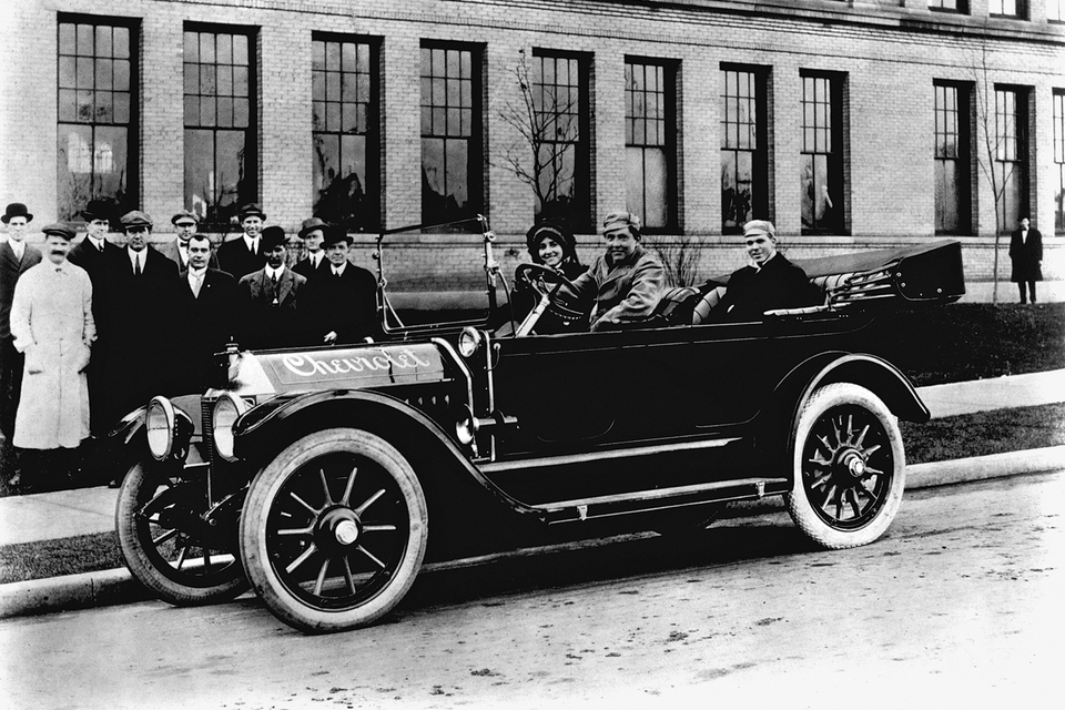 Совладелец компании Chevrolet Луи Шевроле (второй слева) на дебютном выезде модели Series C Classic Six (1912)