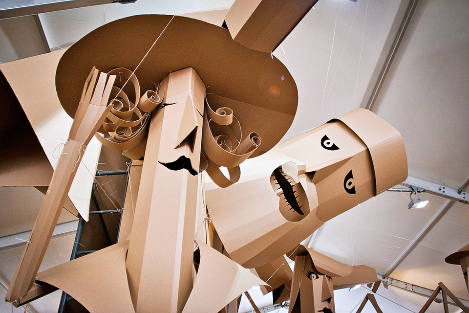 Эти фигуры выполнены в мастерских «Картонии», Made in Cardboardia