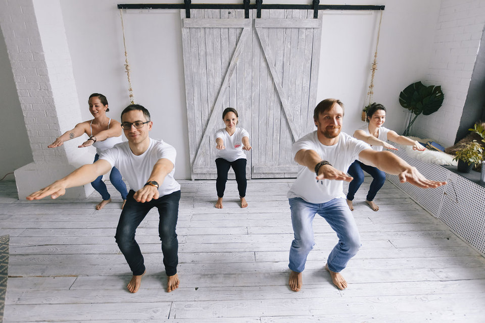 Команда студии Bikram Yoga Msk. Йога-тур проводит основатель и старший преподаватель Сергей Зуев (второй слева)