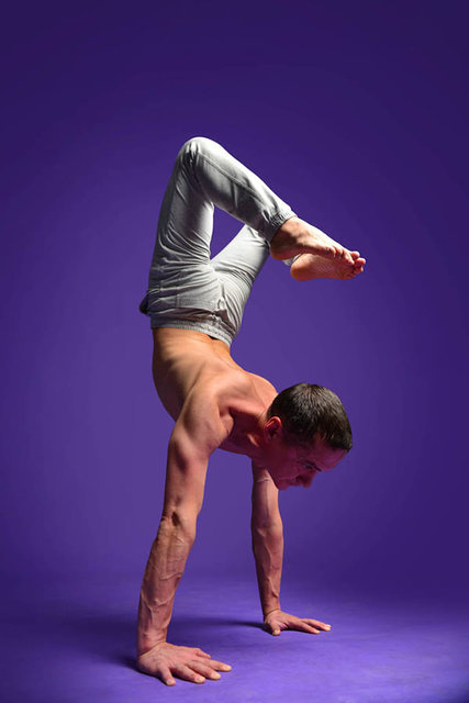 Ведущий тура Камиль Хуснуллин – сертифицированный преподаватель Yoga 23 со стажем преподавания более восьми лет