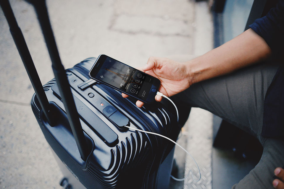 Смарт-чемодан Bluesmart соединяется со смартфоном