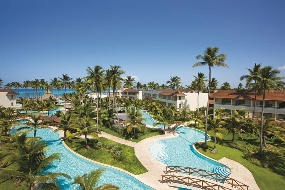 Secrets Royal Beach Punta Cana   Этот пятизвездник «для взрослых» расположен на восточном побережье Доминиканской Республики, на пляже Плайя Баваро – к вашим услугам вечерняя развлекательная программа, казино и спа-салон, три ресторана, пять баров и разные спортивные развлечения: от серфинга до боулинга, тенниса и уроков танцев.