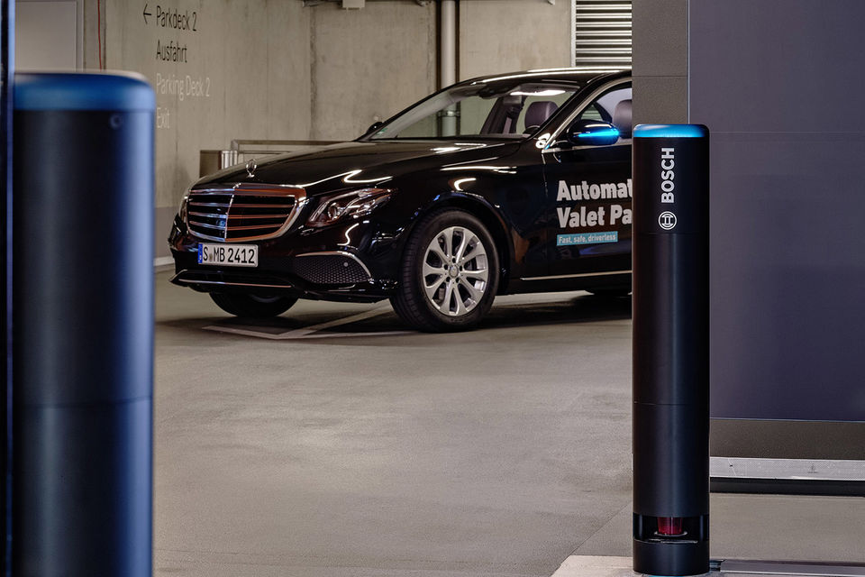 Датчики  и коммуникационные технологии разработали в Bosch, а компания Daimler предоставила частный паркинг музея, чтобы протестировать сервис