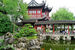 Парк Юй Юань славится не только своими растениями, но и архитектурными сооружениями.