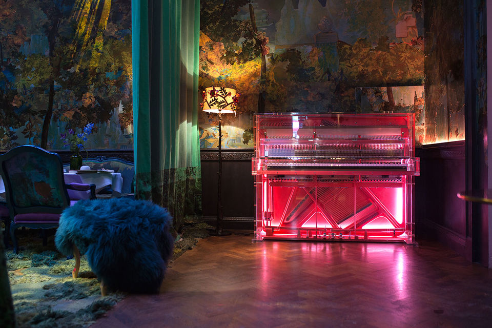 Дизайнер Дио Дэвис сделала пианино из ослепительно розового акрила, превратив инструмент ручной работы в произведение искусства