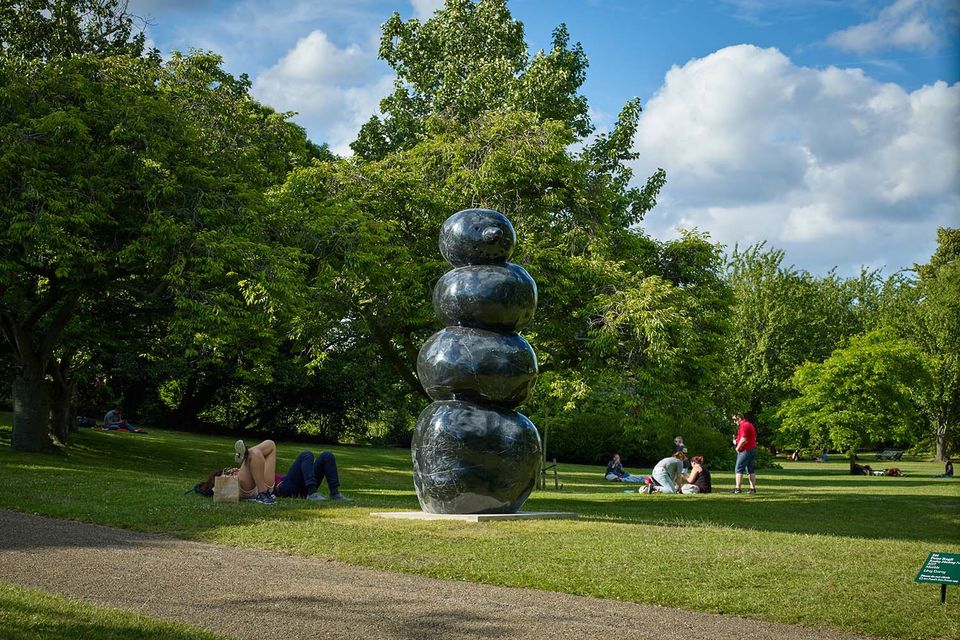Выставка монументальной скульптуры Frieze Sculpture в Риджентс-парке – всегда зрелищное событие, которое  не дает заскучать даже случайным посетителям парка. На фото: Peter Regli, Reality Hacking No 348 (2017), Lévy Gorvy, Frieze Sculpture 2017